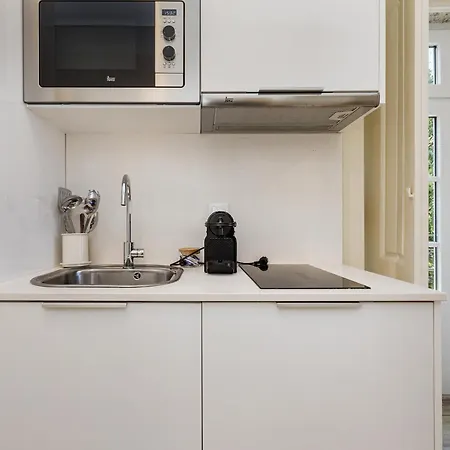 Metropolitan Living - Janelas Verdes Apartment