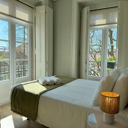 Metropolitan Living - Janelas Verdes Apartment