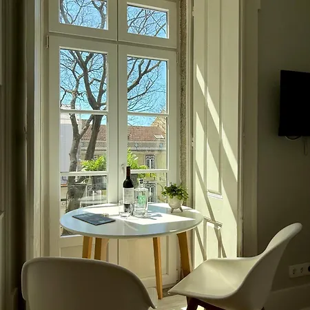 Metropolitan Living - Janelas Verdes Apartment