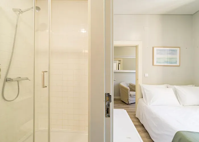 Metropolitan Living - Janelas Verdes Apartment