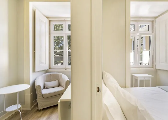 Metropolitan Living - Janelas Verdes Apartment