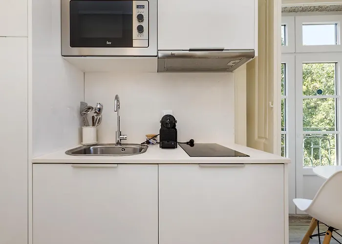 Metropolitan Living - Janelas Verdes Apartment