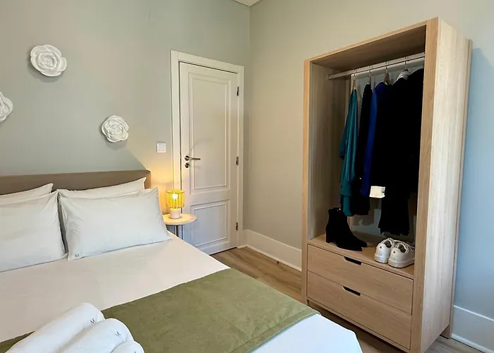 Metropolitan Living - Janelas Verdes Apartment