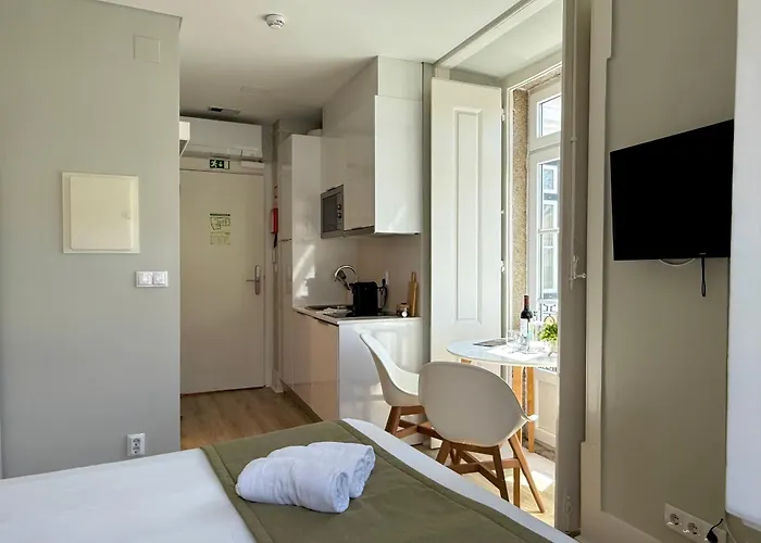 Metropolitan Living - Janelas Verdes Apartment