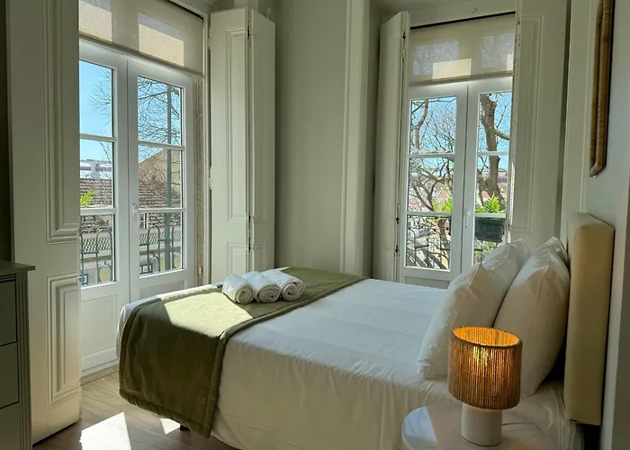 Metropolitan Living - Janelas Verdes Apartment