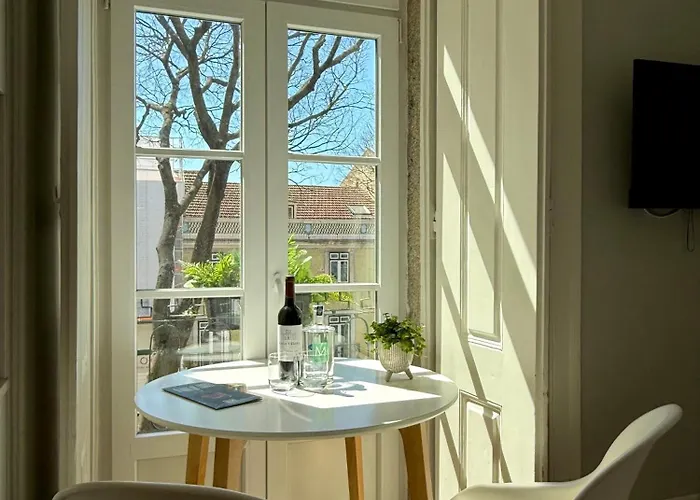 Metropolitan Living - Janelas Verdes Apartment