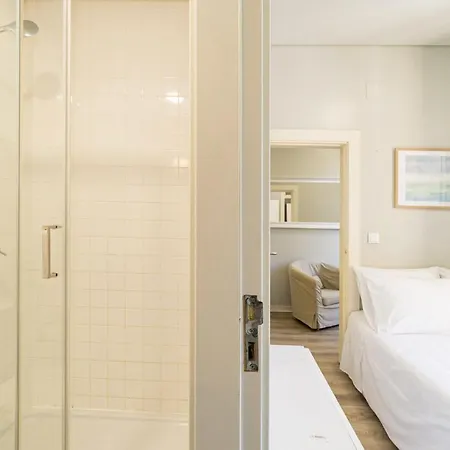 Metropolitan Living - Janelas Verdes דירה