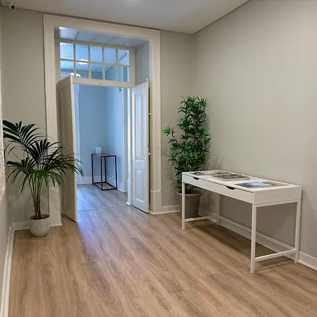 Metropolitan Living - Janelas Verdes דירה