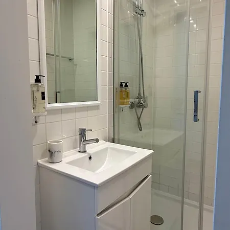 Metropolitan Living - Janelas Verdes דירה *